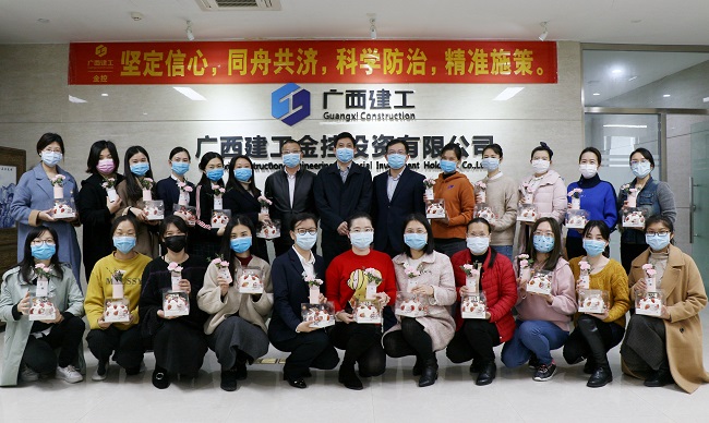 公司领导班子与女职工合影